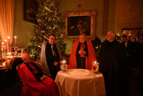 Le cardinal Burke présente ses v&oelig;ux à la communauté